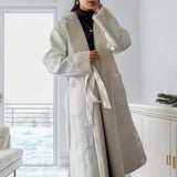 Elegante cappotto in lana d'agnello con cintura in pelle sintetica