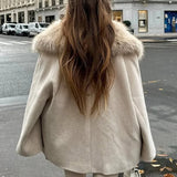 Elegante cappotto monopetto con collo in pelliccia sintetica rilassato