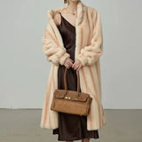 Elegante cappotto in pelliccia sintetica di visone con collo alto