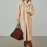 Elegante cappotto in pelliccia sintetica di visone con collo alto