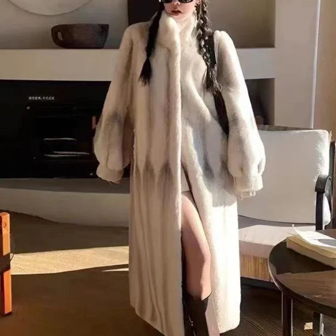 Elegante cappotto in pelliccia sintetica di visone con collo alto