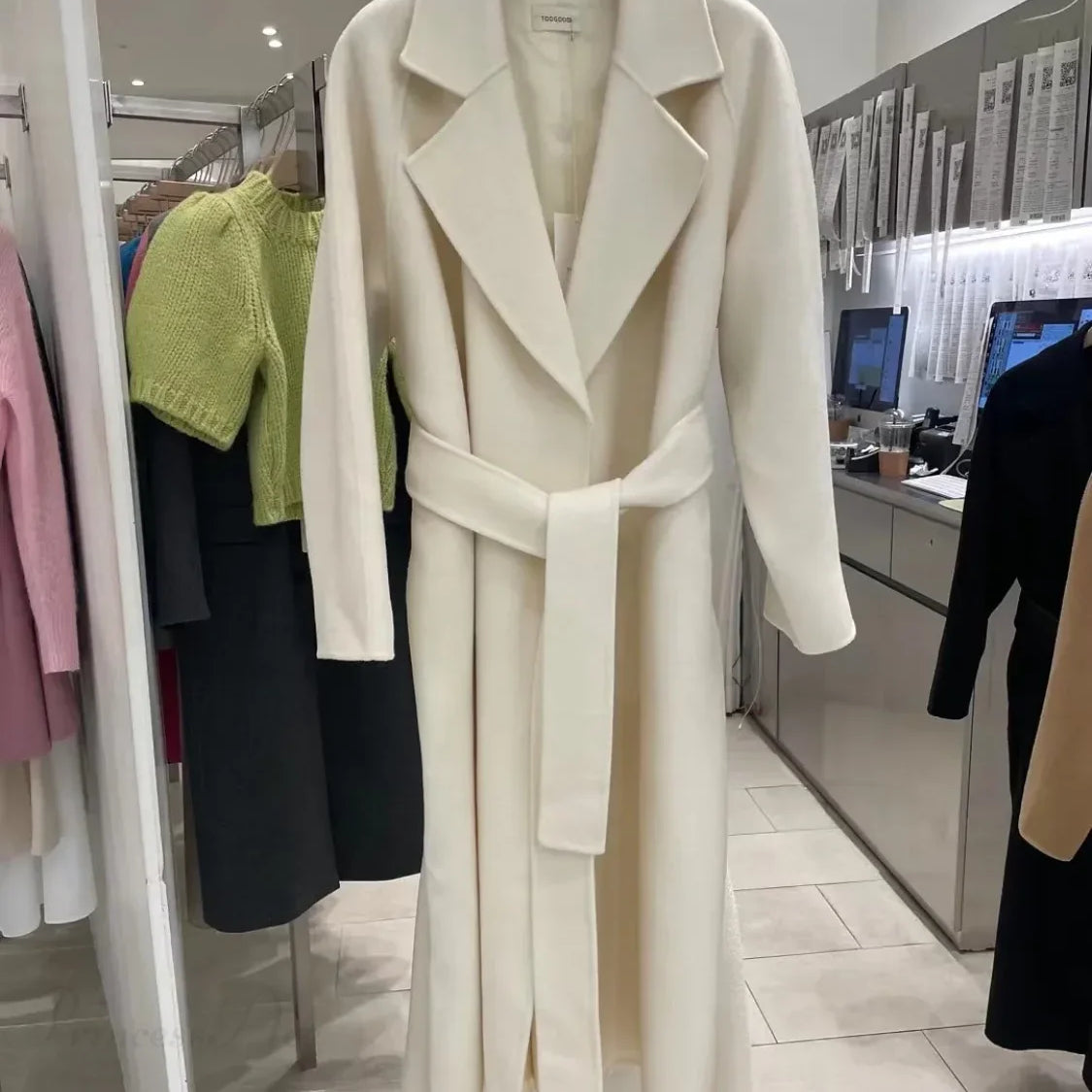 Elegante cappotto lungo in lana con cintura