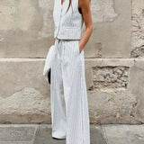 Completo da ufficio in due pezzi con pantaloni senza maniche e scollo a V con stampa bianca