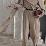 Completo due pezzi con sciarpa con risvolto e pantaloni a gamba larga vintage chic