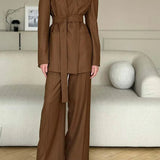 Completo da ufficio in due pezzi con pantaloni allacciati e scollo a V con stampa marrone