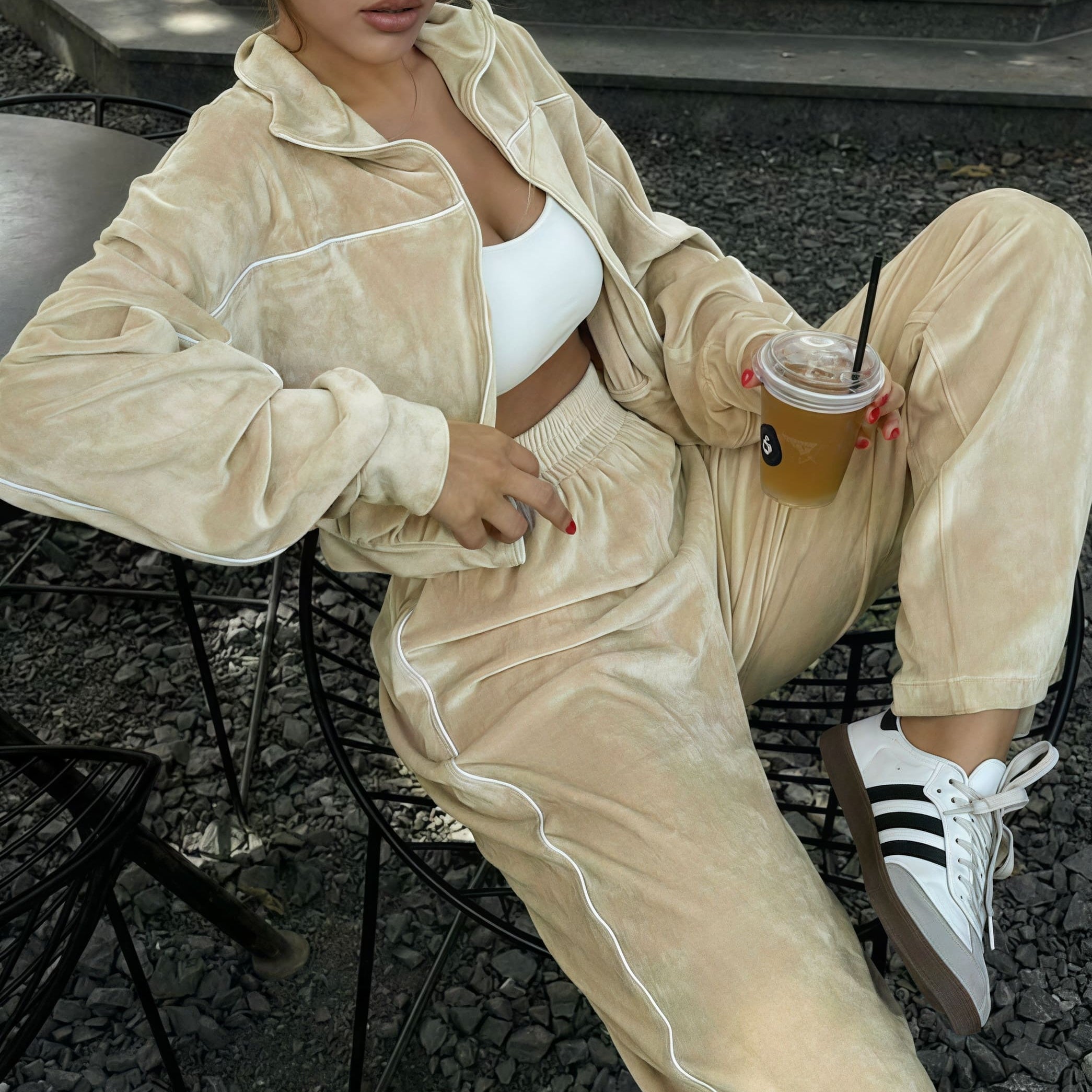 Completo sportivo in due pezzi con colletto in velluto e cerniera a maniche lunghe