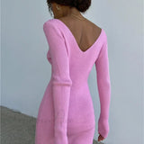 Abito midi a coste in maglia autunno-inverno, manica lunga, scollo a V e schiena scoperta