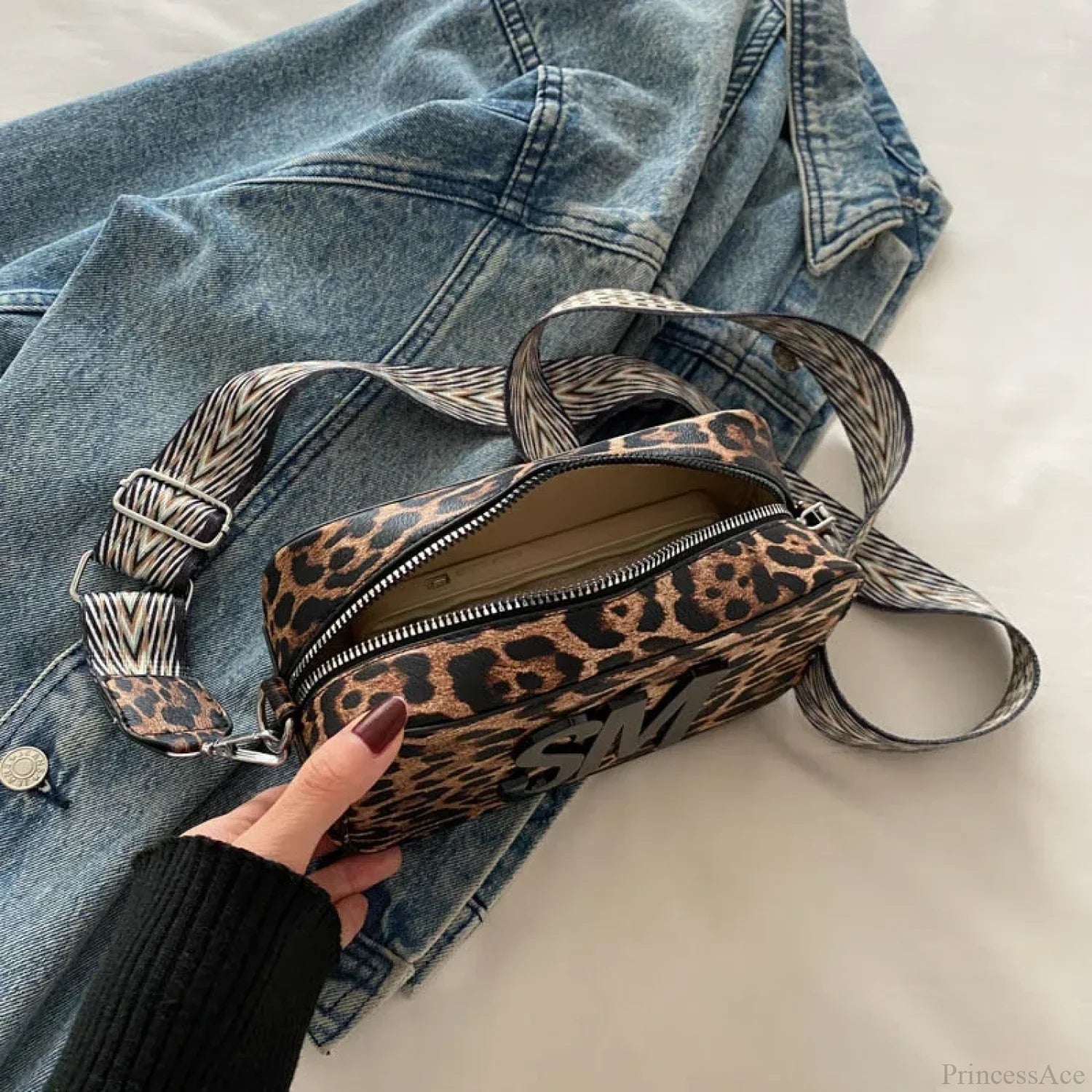 Borsa a tracolla con lettere stampate leopardate alla moda