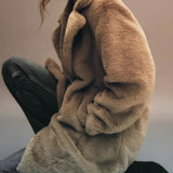 Cappotto caldo a maniche lunghe con revers in pelliccia sintetica