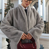 Cappotto lungo e largo in visone sintetico a maniche lunghe