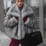 Cappotto corto e alla moda in pelliccia sintetica di volpe argentata