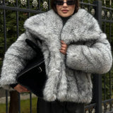 Cappotto corto e alla moda in pelliccia sintetica di volpe argentata