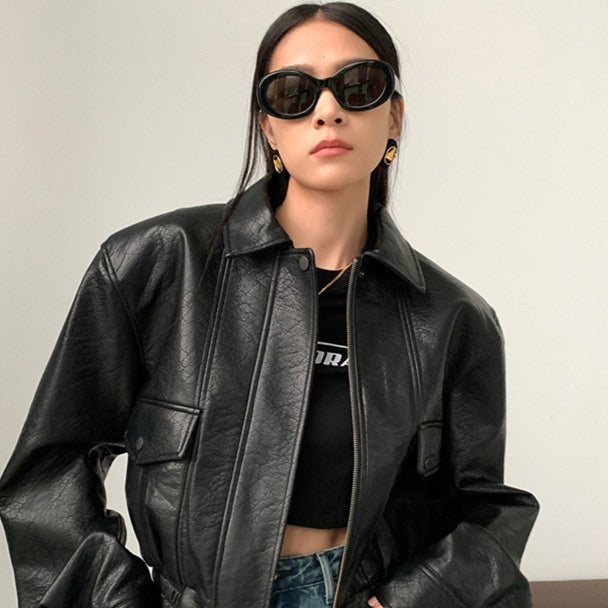 Giacca corta in pelle PU con revers a lancia