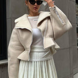 Cappotto chic in pelle con cerniera strana e pelliccia