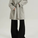 Cappotto a collo alto in lana calda e ampia, elegante e solido