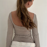 Blusa in maglia aderente a righe con scollo rotondo e schiena scoperta