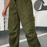 Pantaloni cargo con coulisse in vita e tasche laterali con patta