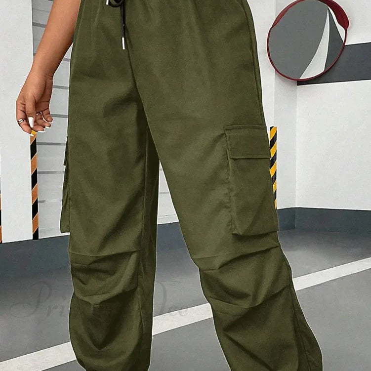 Pantaloni cargo con coulisse in vita e tasche laterali con patta