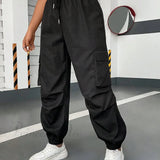 Pantaloni cargo con coulisse in vita e tasche laterali con patta