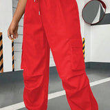 Pantaloni cargo con coulisse in vita e tasche laterali con patta