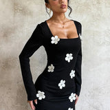 Mini abito aderente a maniche lunghe con vita sottile e sexy a fiori