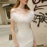 Abito lungo da festa aderente senza spalline con scollo a V e bordo sfrangiato