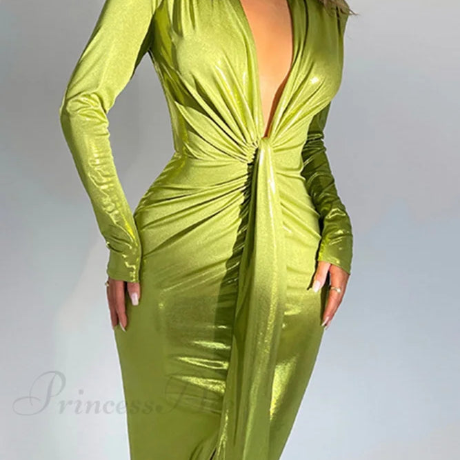 Abito lucido con scollo a V e spacchi arricciati