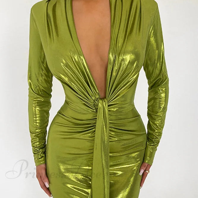 Abito lucido con scollo a V e spacchi arricciati