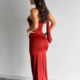 Abito maxi elegante aderente con volant allacciato alla caviglia