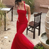 Abito lungo a coda di pesce con scollo all'americana e giunture