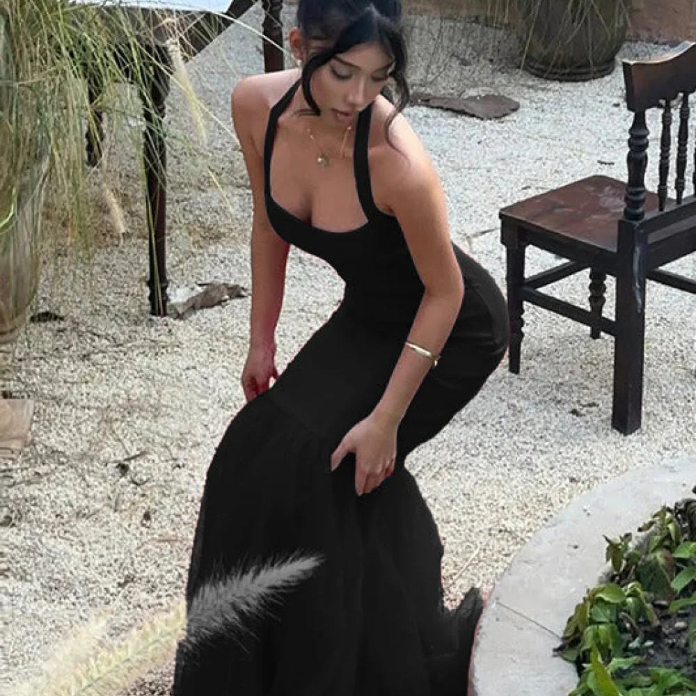 Abito lungo a coda di pesce con scollo all'americana e giunture