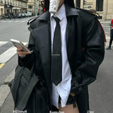 Soprabito in pelle PU nera con spacchi alti