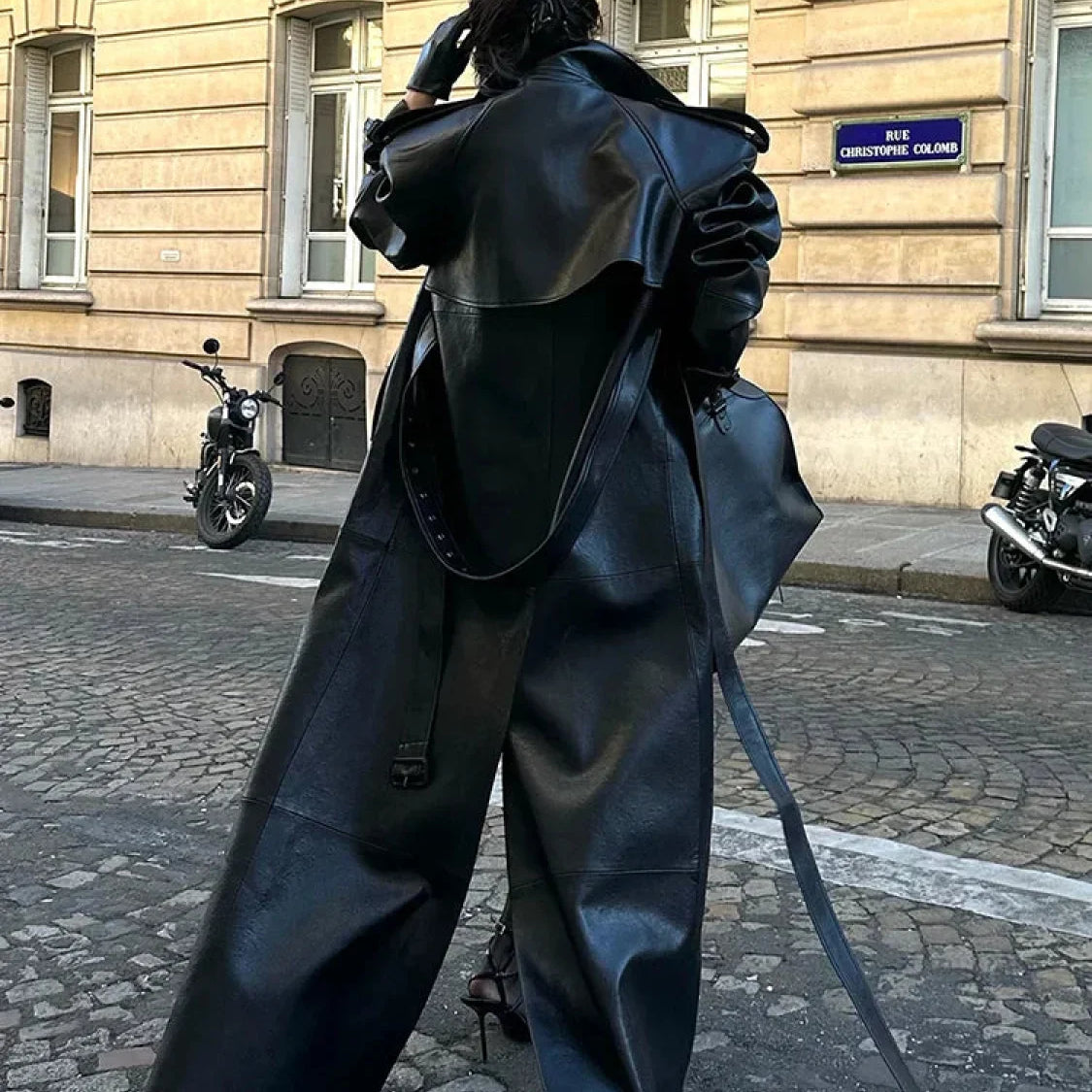 Soprabito in pelle PU nera con spacchi alti