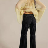 Jeans eleganti a vita alta e a zampa d'elefante lunghi fino al pavimento