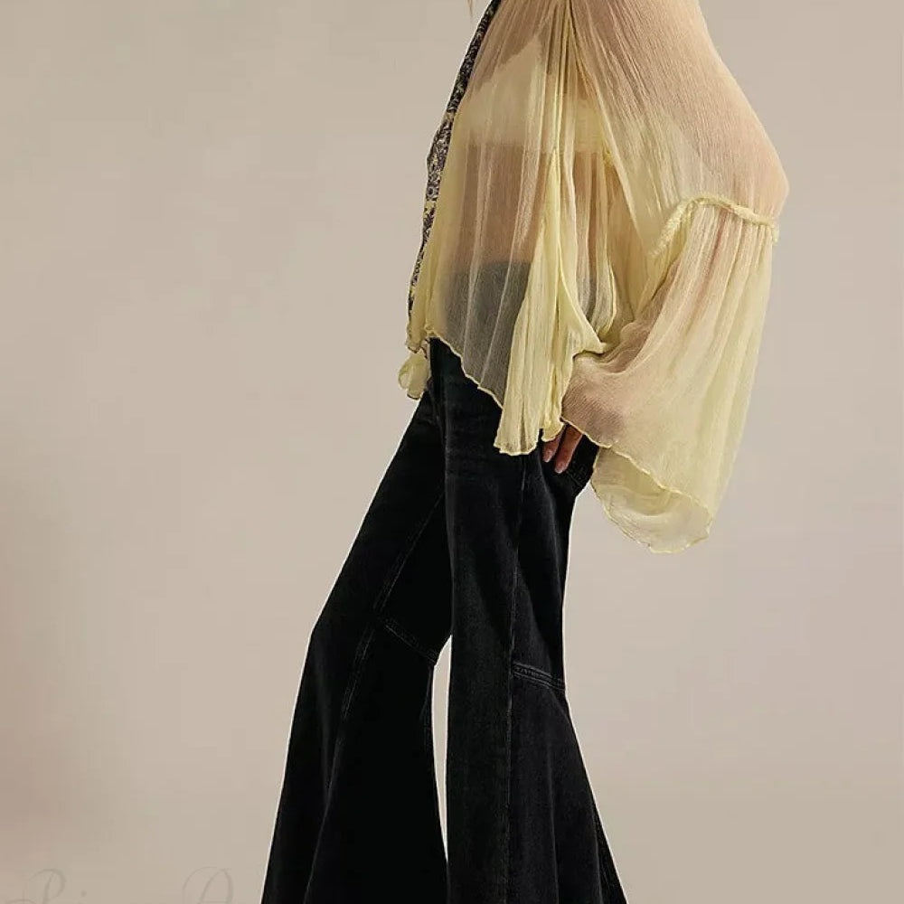 Jeans eleganti a vita alta e a zampa d'elefante lunghi fino al pavimento