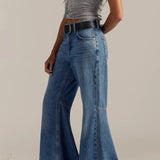 Jeans eleganti a vita alta e a zampa d'elefante lunghi fino al pavimento