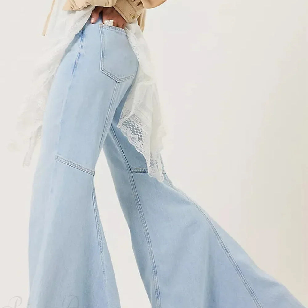 Jeans eleganti a vita alta e a zampa d'elefante lunghi fino al pavimento