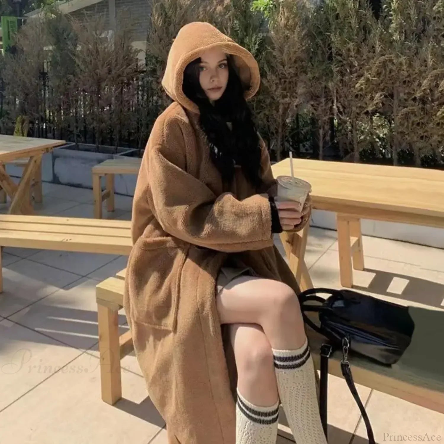 Cappotto di media lunghezza con cappuccio e fodera in pile