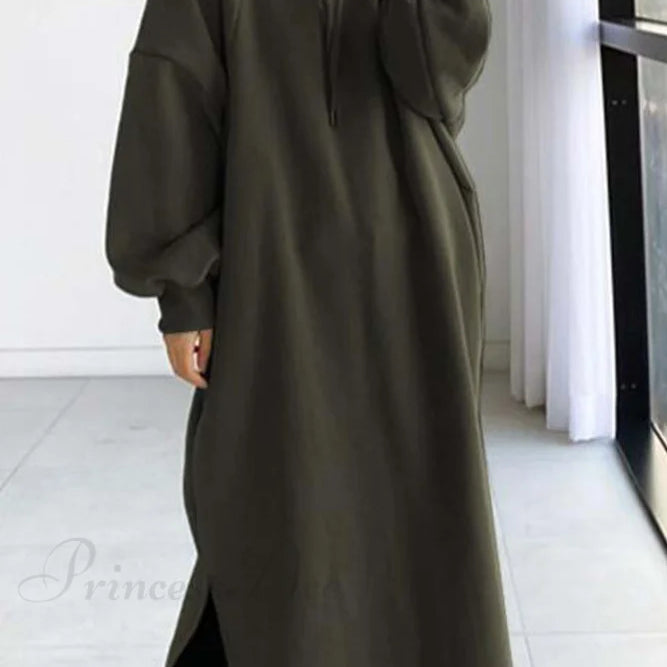 Abito felpato con cappuccio e spalle scese