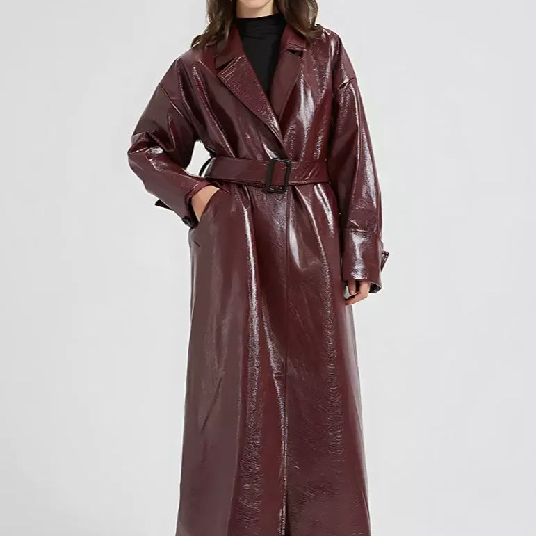 Trench da donna – Pelle sintetica lucida – Taglio con cintura – Lunghezza maxi