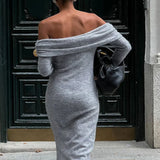 Abito lungo aderente in maglia con spalle scoperte e maniche lunghe