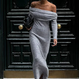 Abito lungo aderente in maglia con spalle scoperte e maniche lunghe