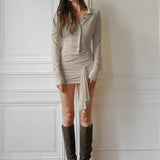 Mini abito aderente in maglia con cintura in vita