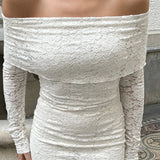 Abito lungo aderente con spalle scoperte e ricami in pizzo