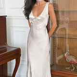 Abito lungo elegante con canotta bianca e bordi in pizzo