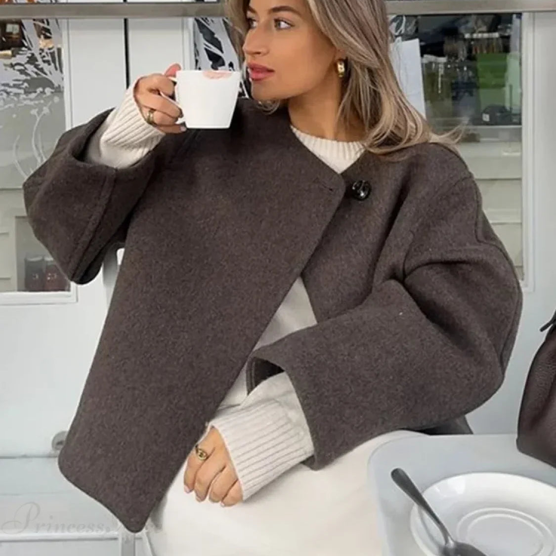 Cappotto a maniche lunghe con revers in lana d'agnello