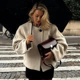 Cappotto a maniche lunghe con revers in lana d'agnello