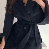 Soprabito con revers, cintura e tasche impiombate