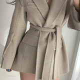 Soprabito con revers, cintura e tasche impiombate