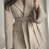 Soprabito con revers, cintura e tasche impiombate